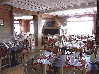 Logis Le Pont De Champ Hotel 2*